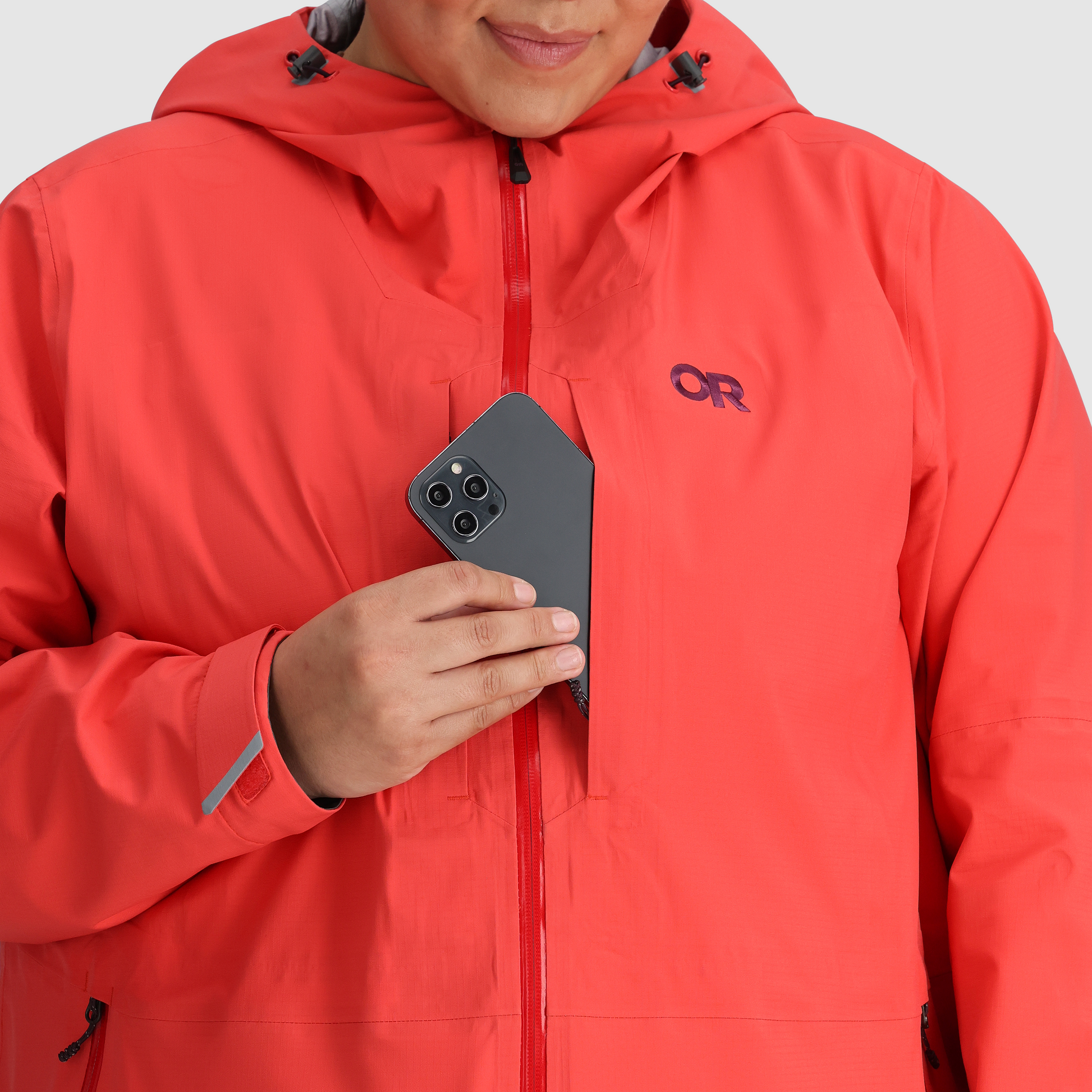 B10 :: Exterior Chest Pocket / Quickly access your phone, snacks, and other stored valuables in this quick-zip pocket.